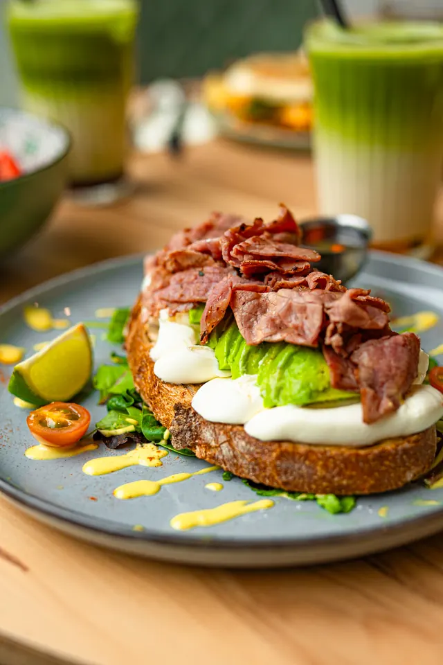 Tartine garnie sur une assiette.