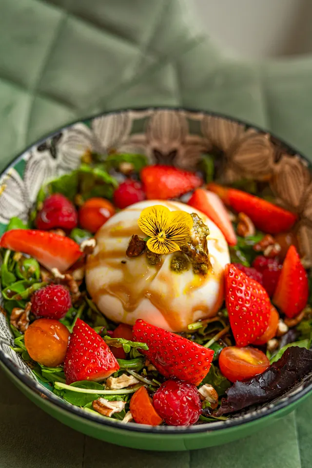Salade garnie de légumes et de fromage.