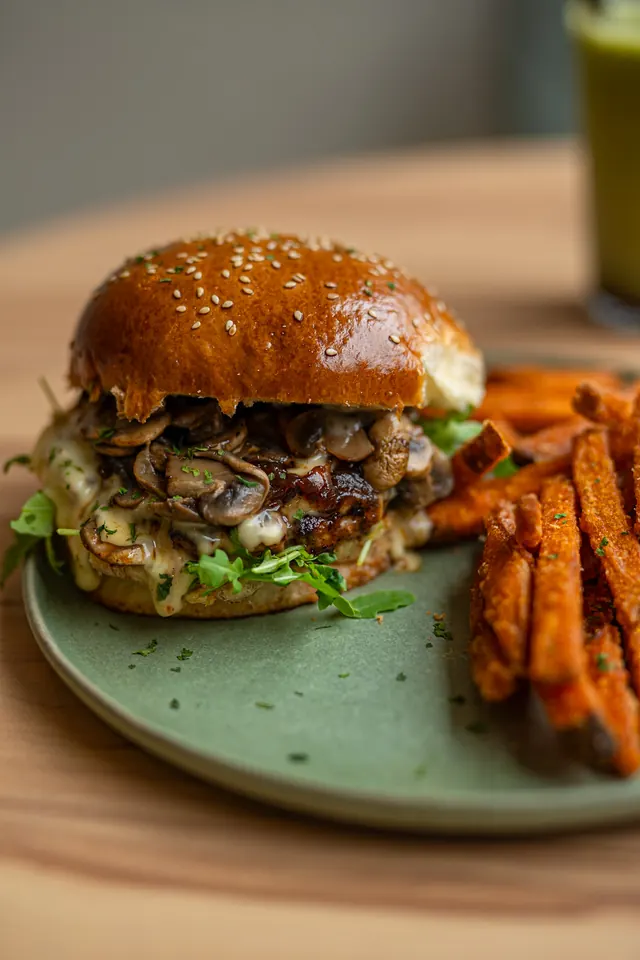 Burger servi avec des potatoes.