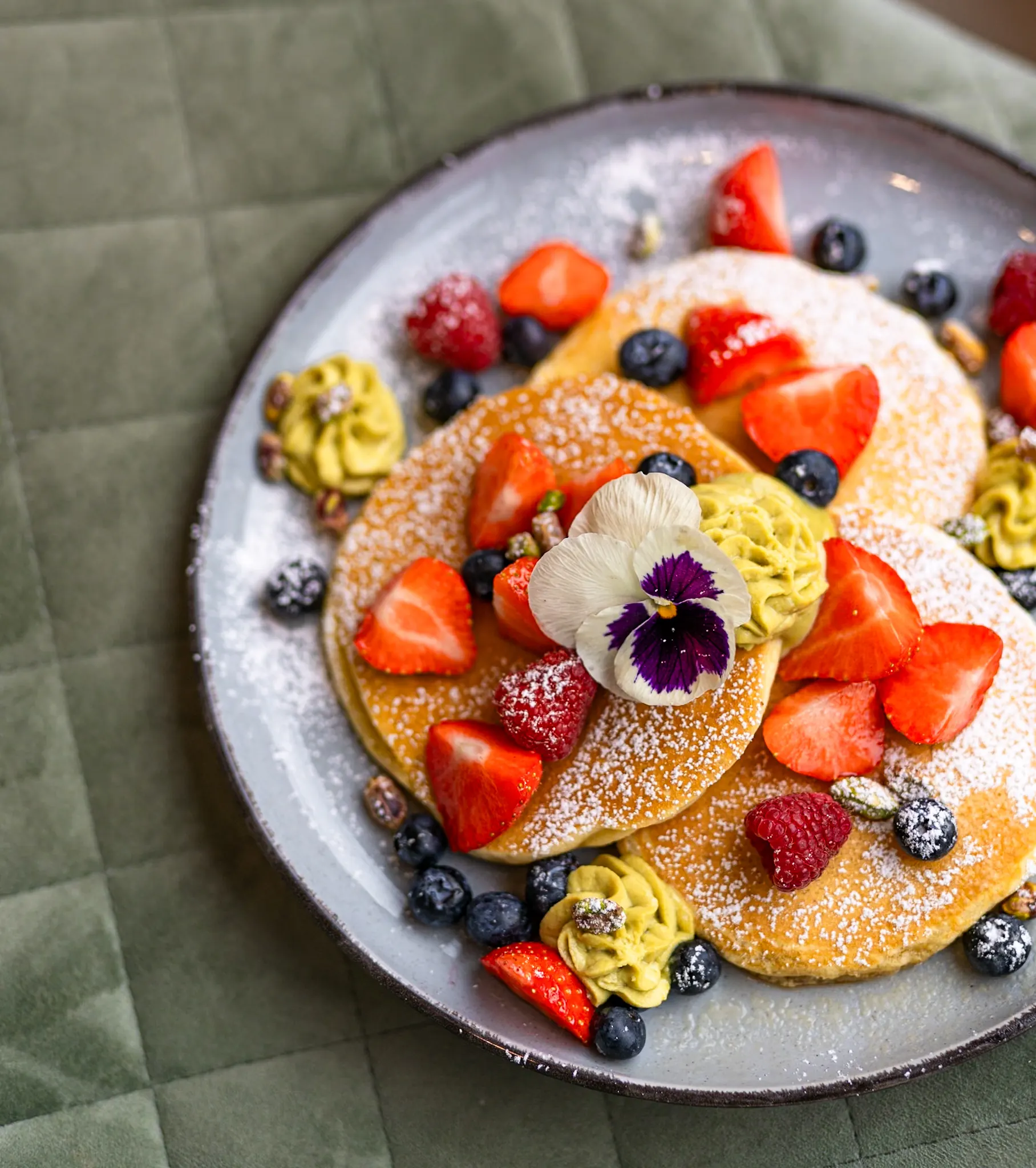 Assiette de brunch sucré aux fruits et fleurs.