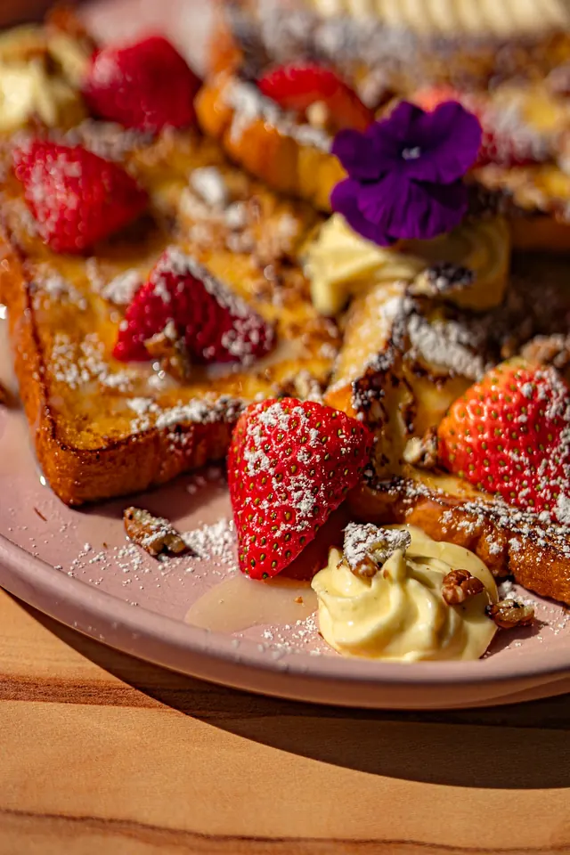 French toast garni de fruits.